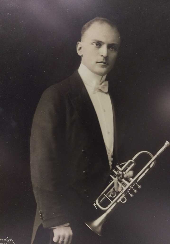 VincentBach Artist HoltonTrumpet Fall1915